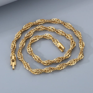 Détail d'une chaîne corde en acier inoxydable plaqué or 18 carats avec fermoir boîte