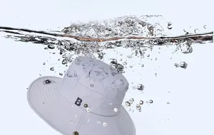 Détail du chapeau de soleil gris clair dans l'eau montrant la solidité des couleurs