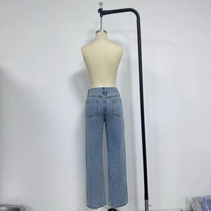 Détail du jean bleu clair avec poches arrière et coupe ajustée à taille haute tendance