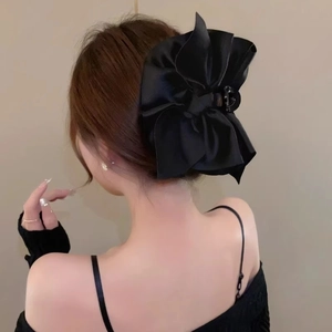 Elegante molletta per capelli con grande fiocco in raso nero vista dal retro