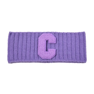 Bandeau en tricot côtelé violet avec écusson lettre C pour un style streetwear