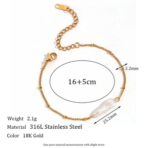 Detail eines 18K vergoldeten 316L Edelstahl-Armbands mit Barockperlen-Anhänger