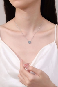 Primo piano della collana in argento S925 con pendente in moissanite 1 carato su modella