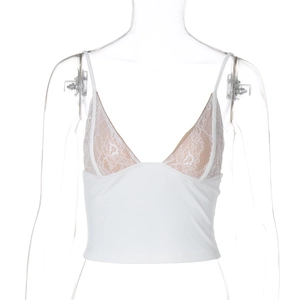 Détail d'un haut court blanc en dentelle avec col en V sur un mannequin transparent