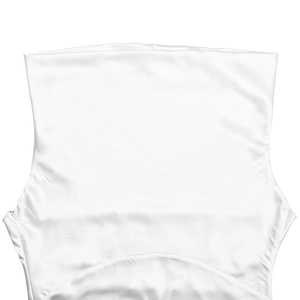 Détail du dos d'une robe en satin blanc montrant le tissu lisse et le zip invisible