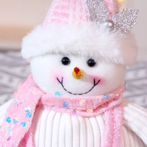 Dettaglio di un pupazzo di neve di Natale rosa con paillettes e trama a maglia