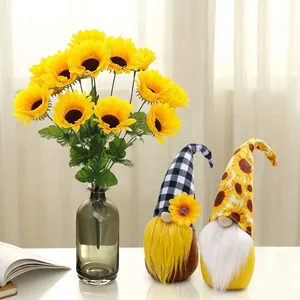 Zwergenpuppen aus Plüsch und künstliche Sonnenblumen in grüner Glasvase als Deko