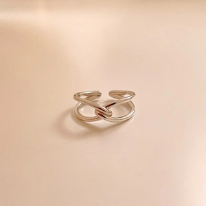 Detailed close-up of a 925 sterling silver knotted ring with cross-line design details