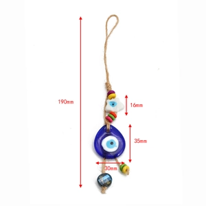 Dettaglio del ciondolo malocchio con corda di canapa e perla a stella bianca di 190mm