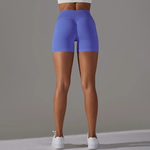 Dettaglio dei pantaloncini da yoga senza cuciture blu reale con effetto push-up e vita alta