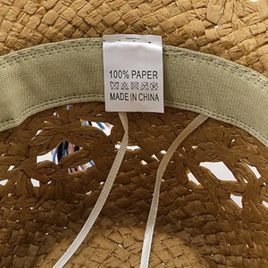 Détail de l'intérieur du chapeau en papier tissé avec bandeau et étiquette 100% papier