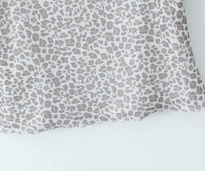 Nahaufnahme von Leoparden-Netzstoff mit detaillierter Textur und gesäumtem Rand