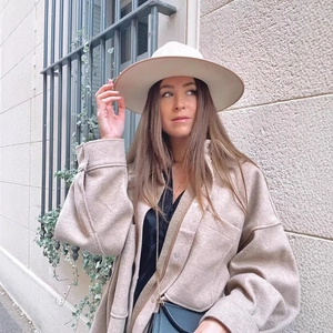 Photo en plein air d'un chapeau de feutre beige et d'une veste chemise en laine assortie