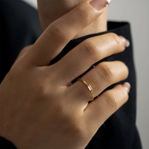 Elegant gold S925 silver ring featuring a rectangular zircon on a female hand