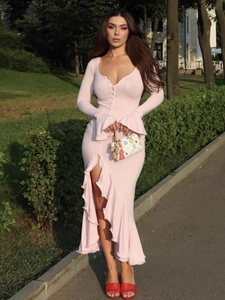 Robe longue rose élégante à manches volantées et fente latérale pour événements chics