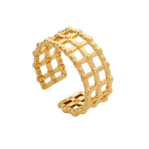 Détail d'une bague dorée ajourée à motif quadrillé avec petites billes et anneau ouvert