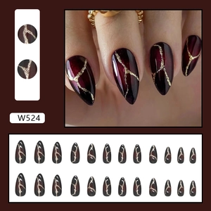 Dunkelrote und schwarze Stiletto-Klebenägel mit Marmormuster und glitzernden Goldfolien