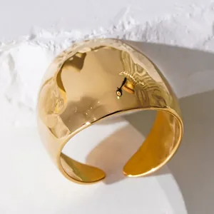 Minimalistischer gehämmerter offener Ring aus 18K vergoldetem Edelstahl auf weißem Stein
