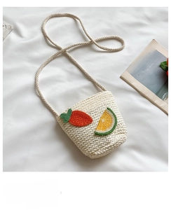 Detail der handgewebten Strohtasche für Mädchen mit Häkel-Karotten- und Zitronenmotiven