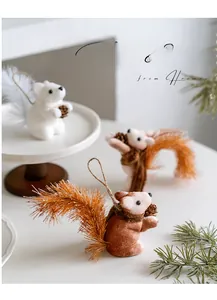 Trois figurines d'écureuils de Noël en peluche avec pommes de pin et boucles en jute
