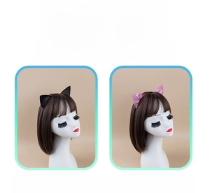 Détail de serre-têtes oreilles de chat à paillettes roses et noires sur mannequin