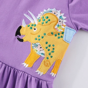 Abito da bambina in cotone viola con ricamo dettagliato di un dinosauro triceratopo giallo