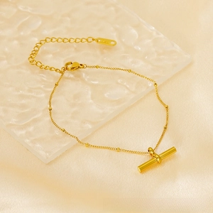 Dettaglio di cavigliera in argento S925 placcato oro 18K con pendente a T e chiusura a moschettone