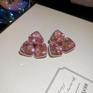 Elegante Vintage-Ohrstecker aus rosa Kristallblumen mit silbernen Strukturkanten
