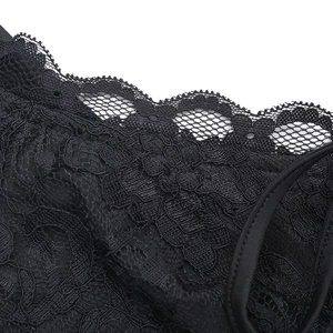 Vue détaillée de la dentelle florale noire et des coutures de bordure raffinées