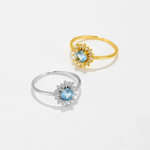 Bague fleur en argent S925 avec une pierre précieuse bleue et des cristaux scintillants