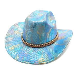 Détail d'un chapeau de cowboy bleu iridescent avec motif serpent et reflet métallique