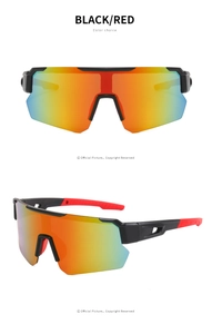 Detalle de gafas de ciclismo negras mate con patillas rojas y lentes de espejo de colores