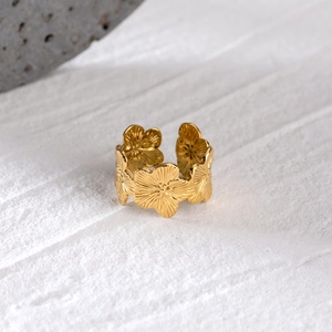 Detailaufnahme der goldenen gerippten Blütenblätter eines offenen Edelstahlrings für Damen