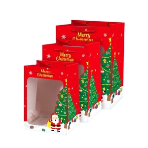 Set rote Weihnachtsgeschenktüten mit Sichtfenster und festlichen Feiertagsmotiven