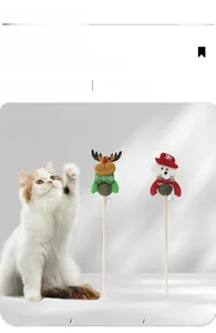 Détail du jouet pour chat canne à pêche de Noël avec peluche renne et herbe aux chats