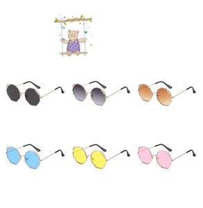 Détail de lunettes de soleil hexagonales pour enfants avec nœuds métalliques en six coloris