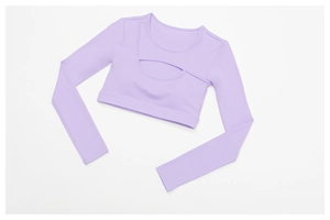 Gros plan du crop top de yoga lilas avec découpe poitrine et tissu élastique