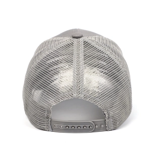 Vista detallada de la parte trasera de una gorra de malla gris con cierre ajustable