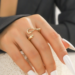 Detail eines vergoldeten Wickelrings mit minimalistischem, zweischichtigem Design