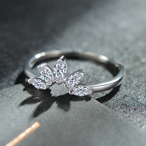 Elegante anello a corona in argento s925 con zirconi taglio marquise su superficie ruvida