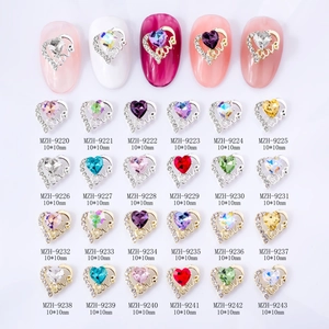 Ciondoli per nail art a cuore in lega con strass di zircone in 24 colori 10x10mm