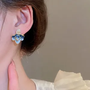 Französische Vintage-Ohrringe mit blauen Blumen, Perlen und Kristallen am Modell