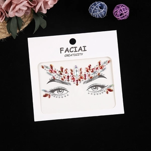 Détail de gemmes de visage en acrylique rouge et iridescent pour maquillage des yeux