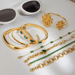 Set di bracciali lussuosi in acciaio inossidabile dorato con zirconi verdi e ciondoli cuore