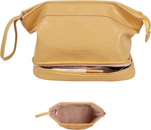 Gelbe doppellagige Kosmetiktasche mit Pinselfach und Zitat im professionellen Detail
