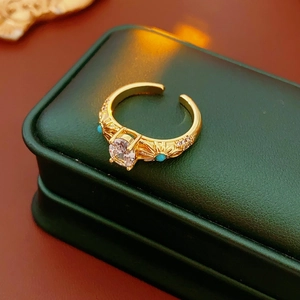 Gros plan sur la bague vintage plaquée or 18k avec pierres bleues et zircons
