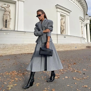 Ensemble élégant deux pièces en laine grise avec blazer cintré et jupe longue trapèze