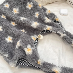 Détail du sac cabas en peluche marguerite, texture fausse fourrure et doublure à carreaux