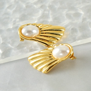 Vintage fan-shaped pearl earrings in gold-tone metal with elegant shell texture