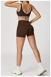 Vue arrière d'un ensemble de sport extensible avec larges bretelles et bords contrastés
